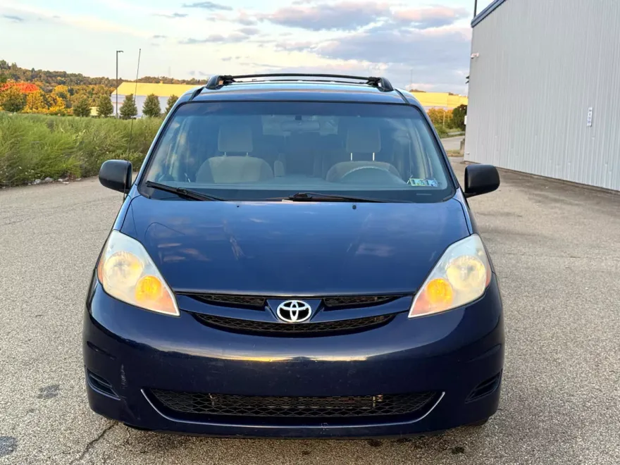 2007 Toyota Sienna LE photo 1