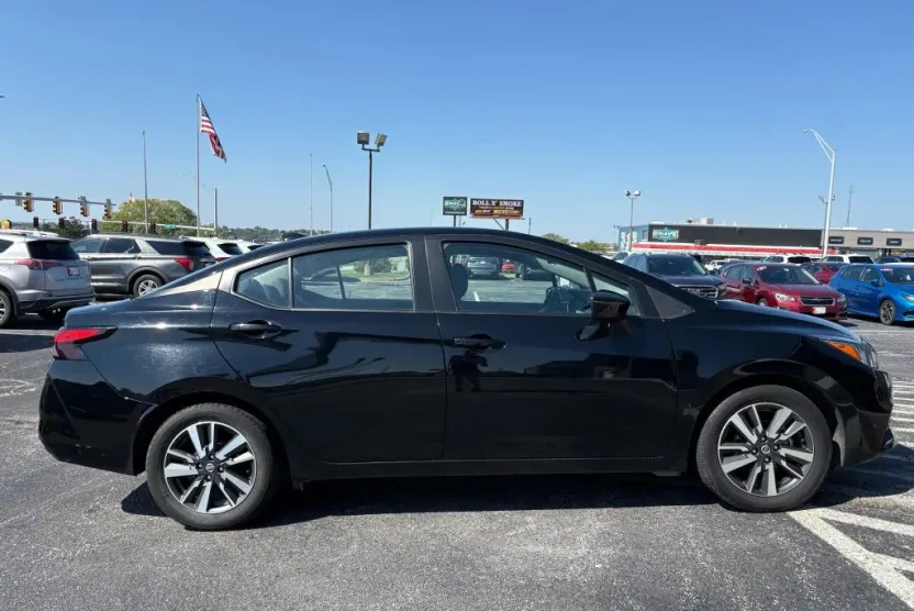 2021 Nissan Versa SV Sedan photo 1