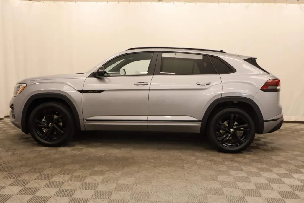 2026 Volkswagen Atlas Cross Sport SEL R-Line photo 1
