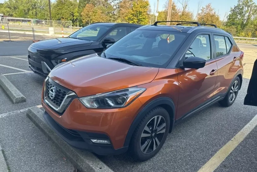 2019 Nissan Kicks SR photo 1