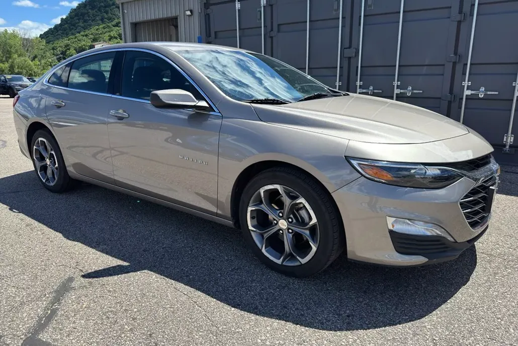 2024 Chevrolet Malibu 1LT photo 1