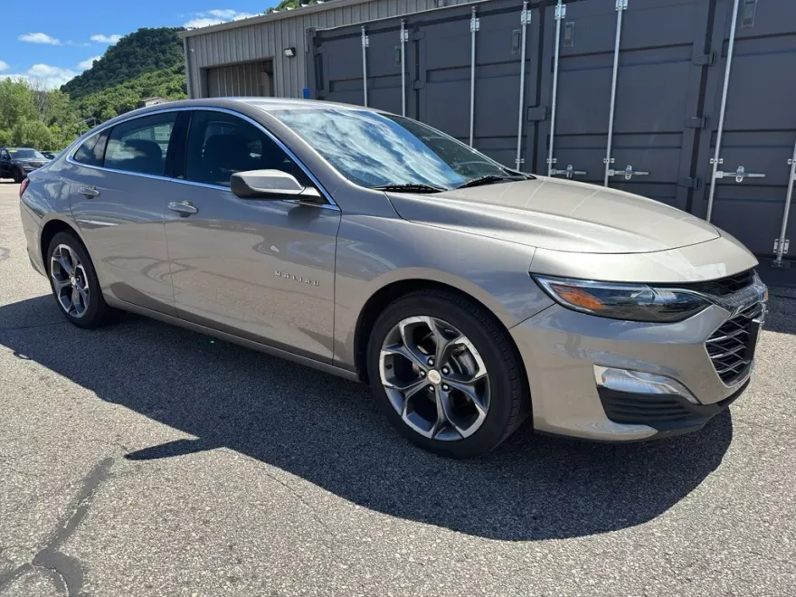 2024 Chevrolet Malibu 1LT photo 1