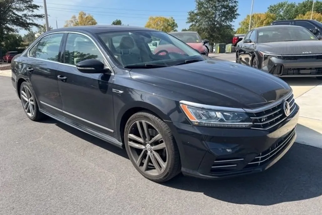 2019 Volkswagen Passat 2.0T SE R-Line photo 1