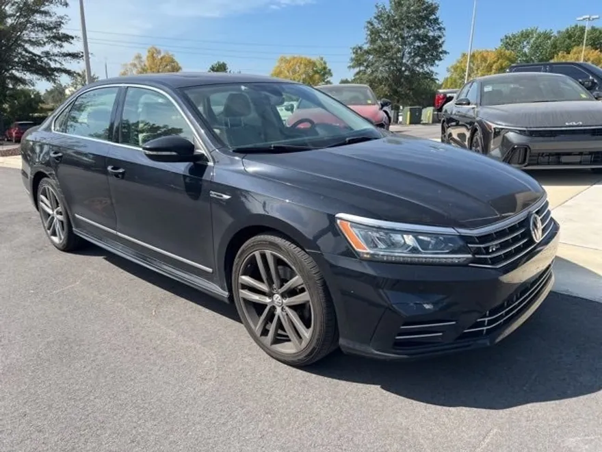 2019 Volkswagen Passat 2.0T SE R-Line photo 1