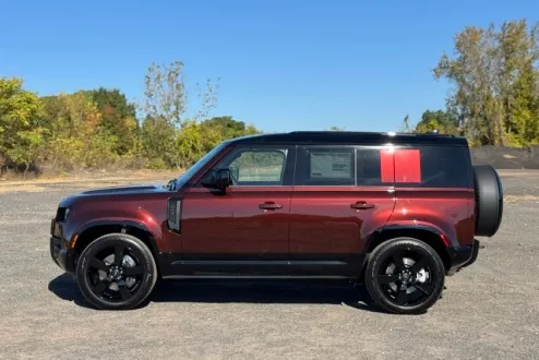 2025 Land Rover Defender 110 photo 2