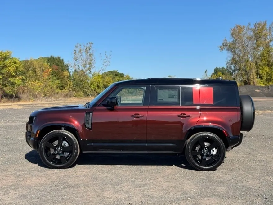 2025 Land Rover Defender 110 photo 2