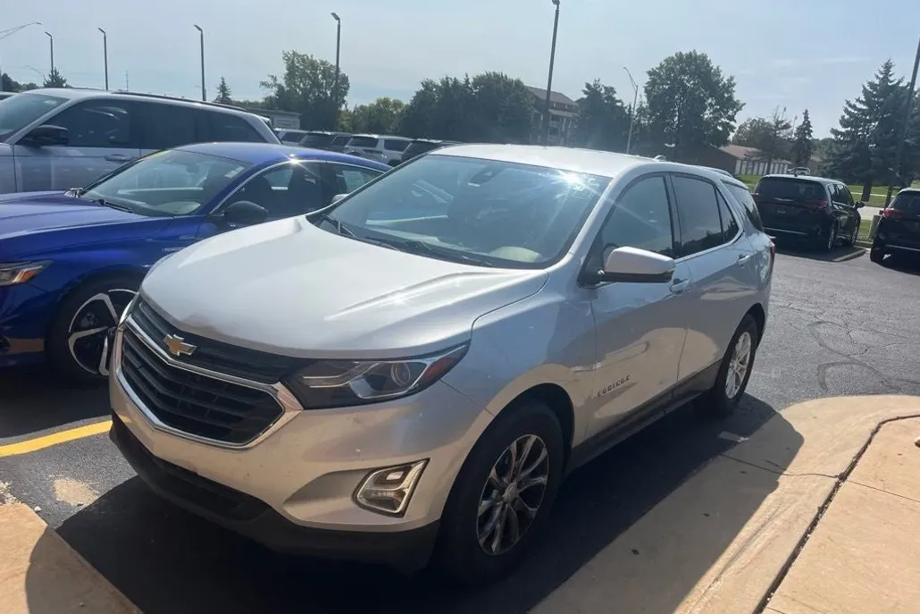 2019 Chevrolet Equinox LT photo 1