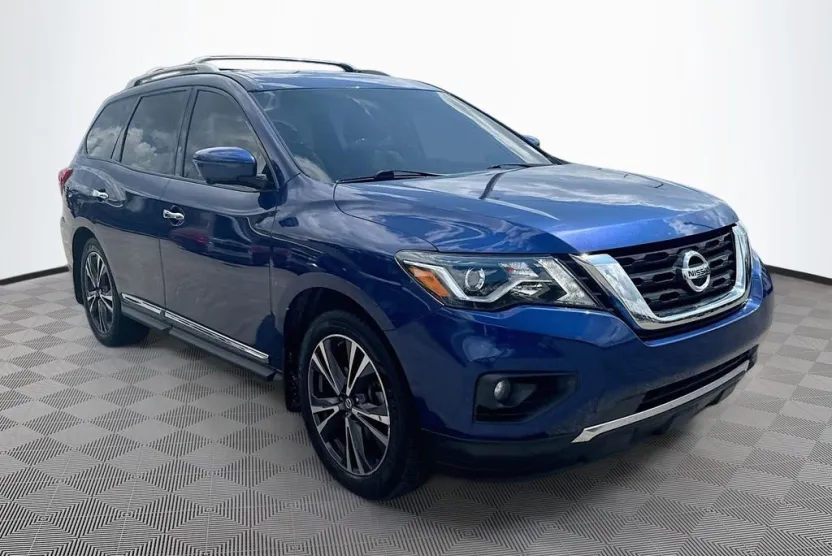2017 Nissan Pathfinder Platinum photo 1
