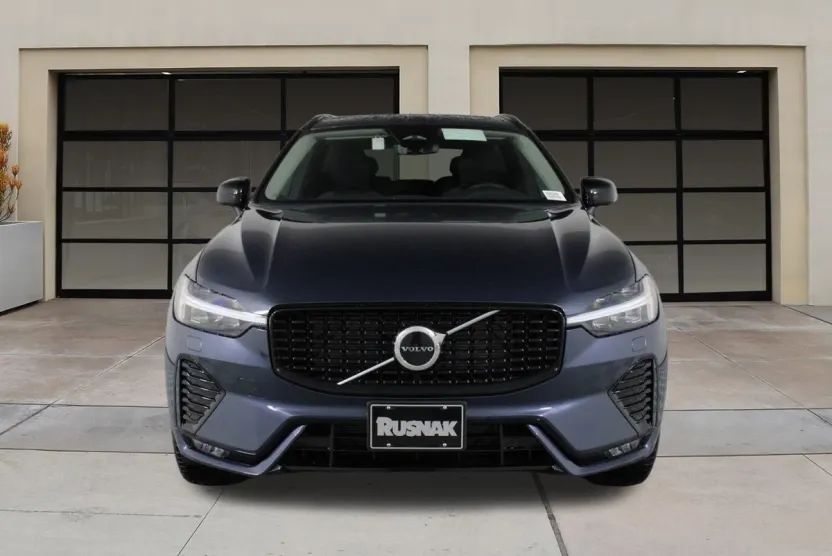 2025 Volvo XC60 B5 Core photo 1