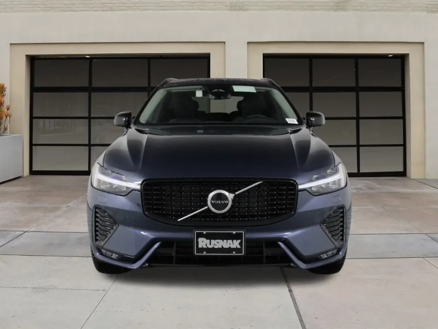 2025 Volvo XC60 B5 Core photo 1