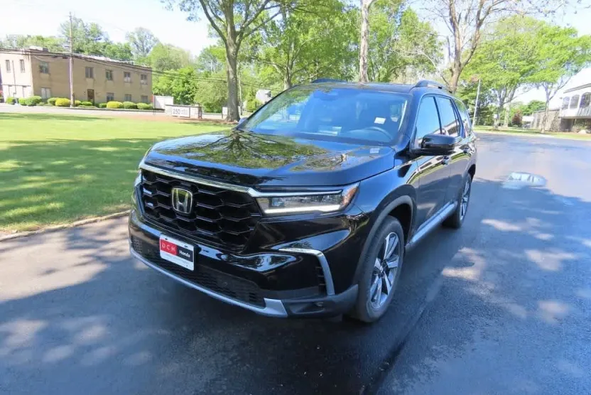 2025 Honda Pilot Touring photo 1