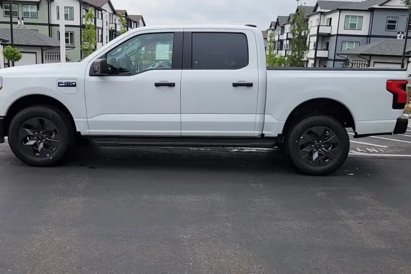 2025 Ford F-150 Lightning photo 1