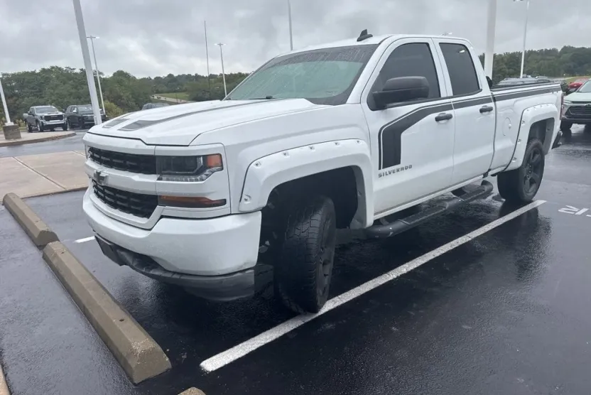 2017 Chevrolet Silverado 1500 Custom photo 1