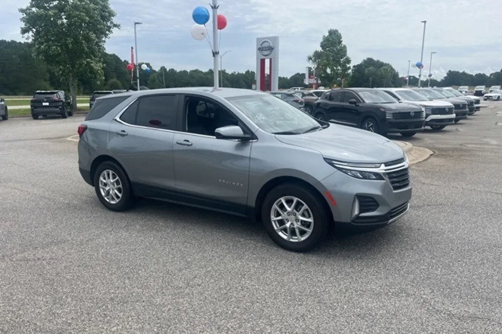 2023 Chevrolet Equinox LT photo 1
