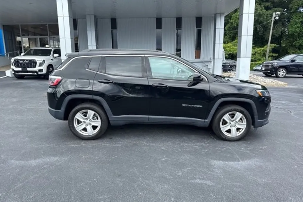 2022 Jeep Compass Latitude photo 1