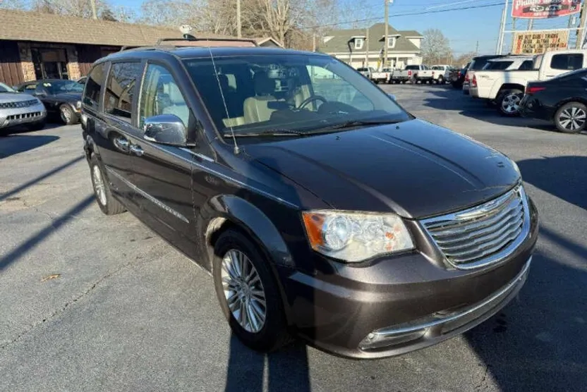 2015 Chrysler Town & Country photo 1