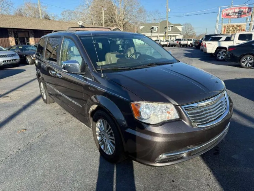 2015 Chrysler Town & Country photo 1