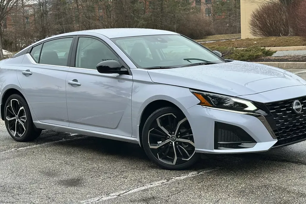 2025 Nissan Altima SR photo 1