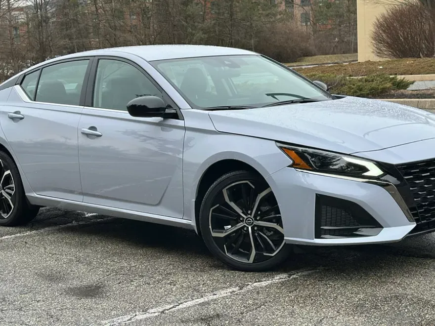 2025 Nissan Altima SR photo 1