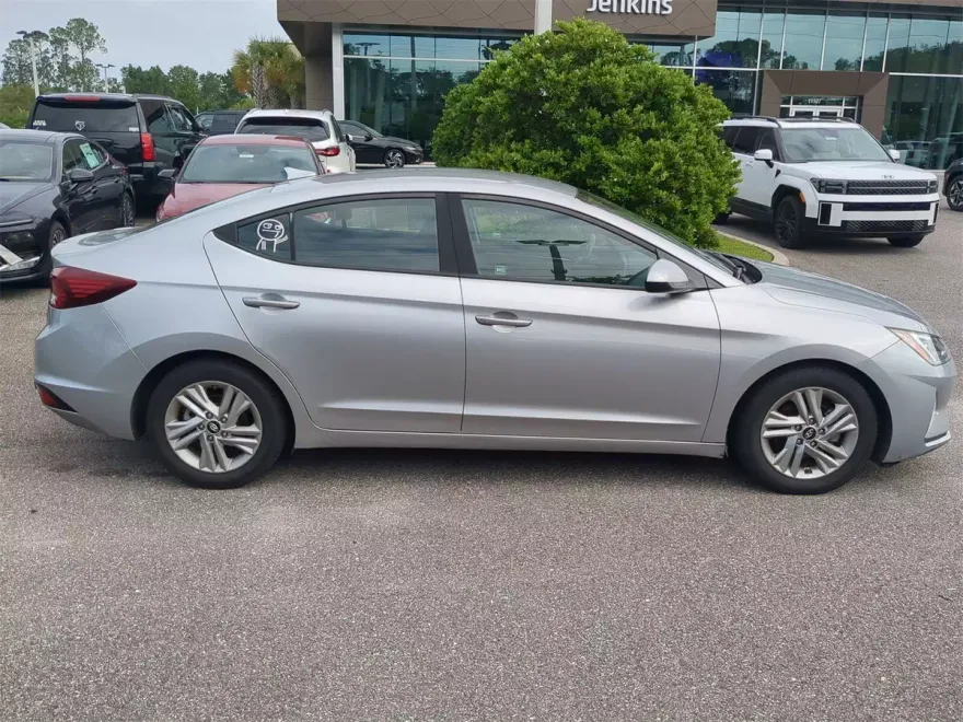 2020 Hyundai Elantra SEL photo 1