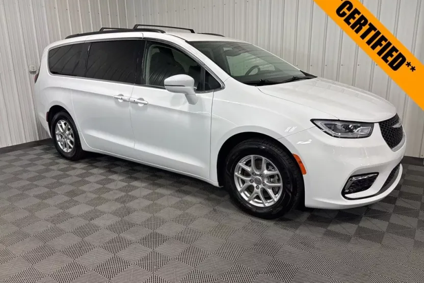 2022 Chrysler Pacifica Touring L photo 1