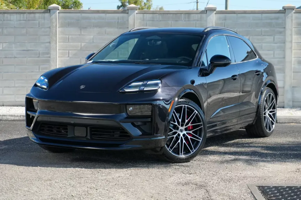 2025 Porsche Macan Electric Turbo photo 1