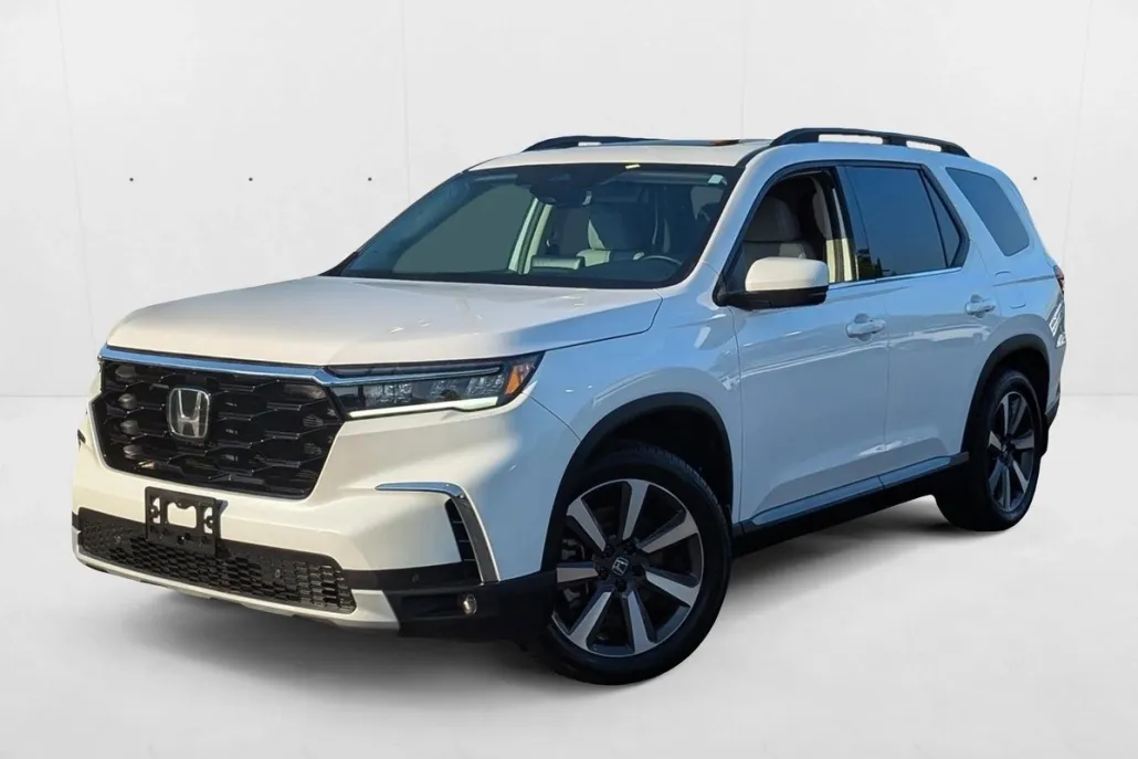 2023 Honda Pilot Touring Sport photo 1