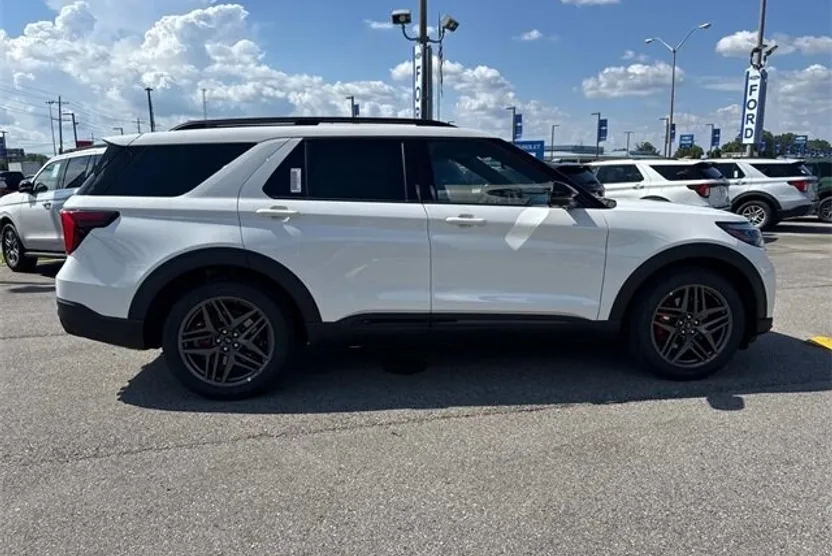 2025 Ford Explorer ST photo 1