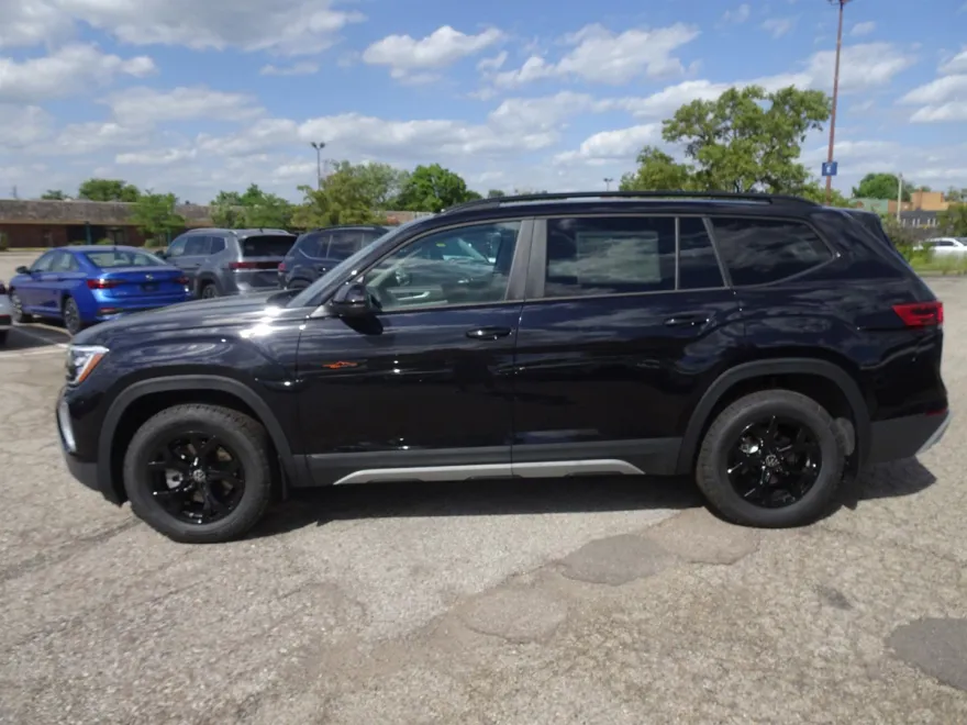 2024 Volkswagen Atlas Peak Edition SEL photo 2