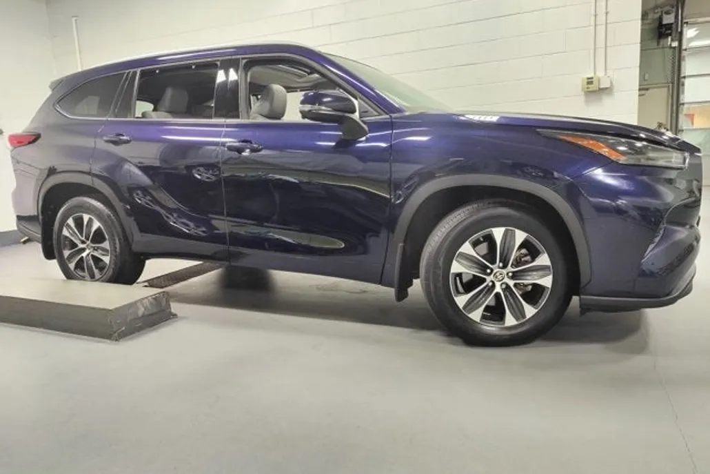 2022 Toyota Highlander XLE photo 1