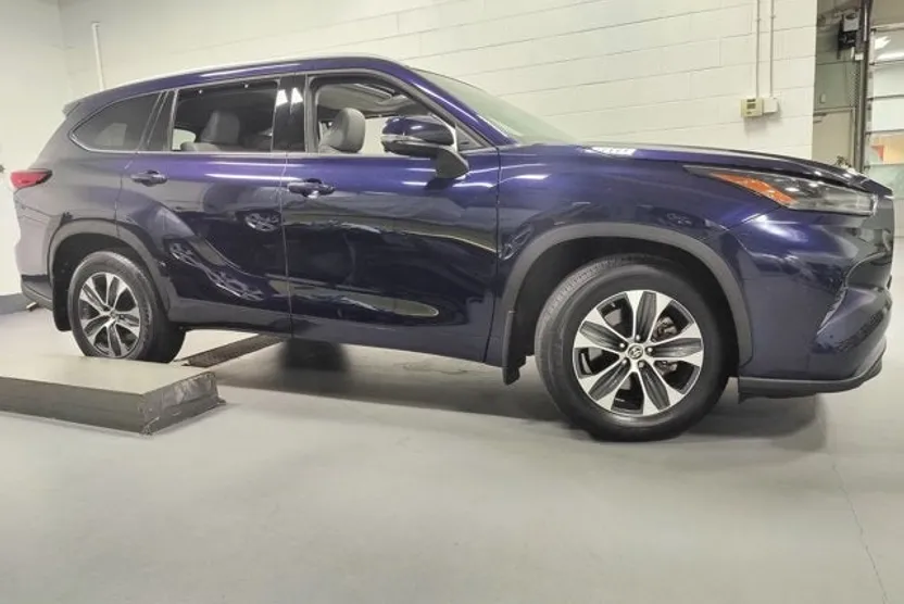2022 Toyota Highlander XLE photo 1