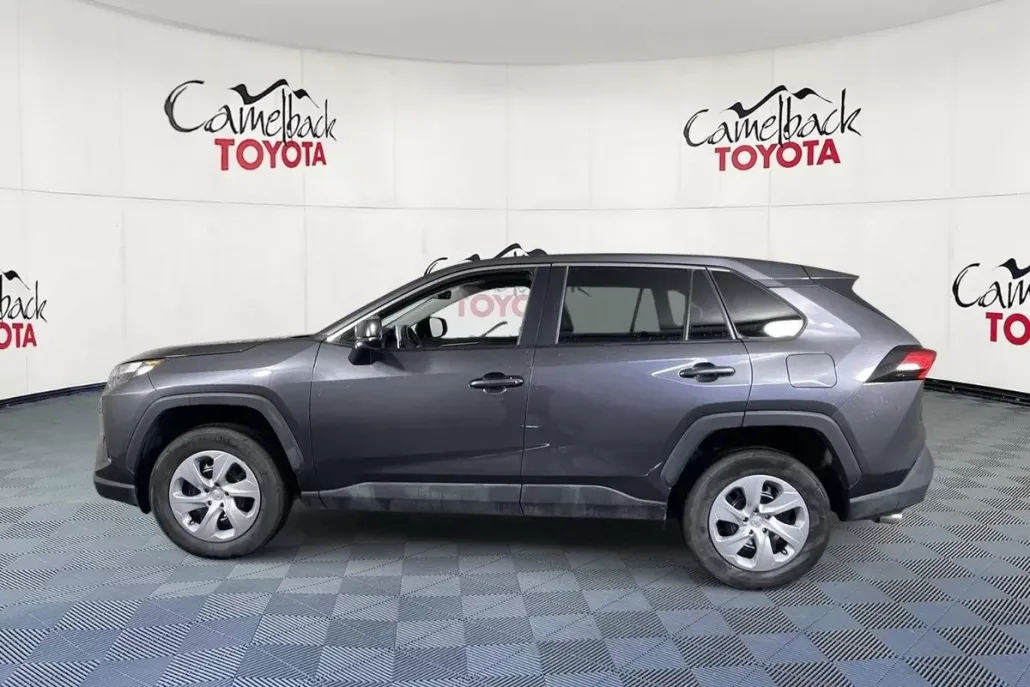 2024 Toyota RAV4 LE photo 1