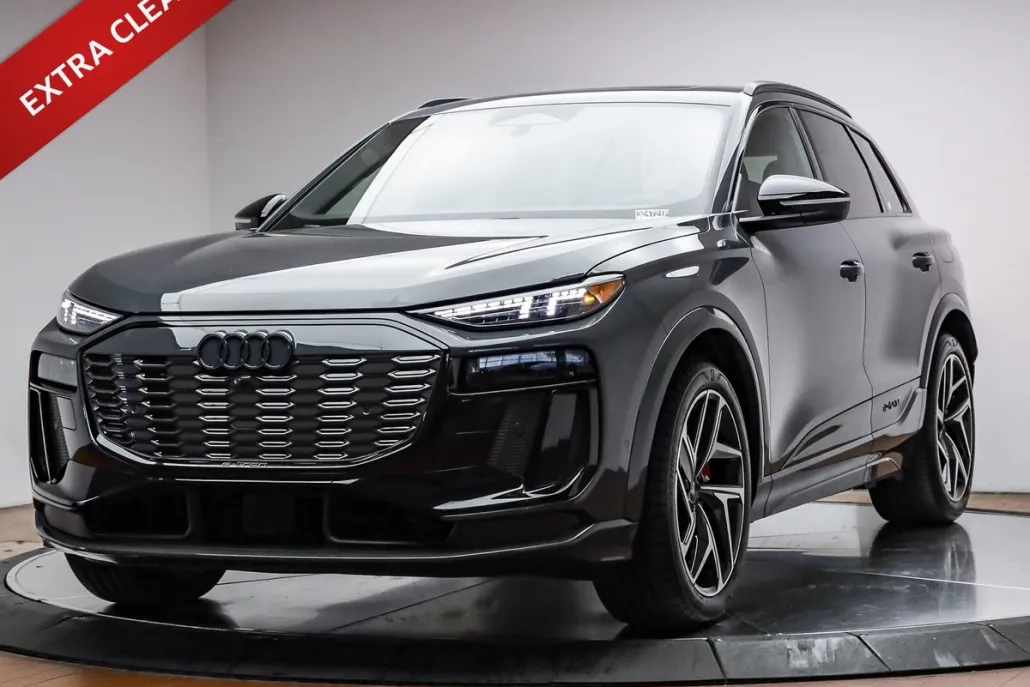 2025 Audi e-tron Premium photo 1