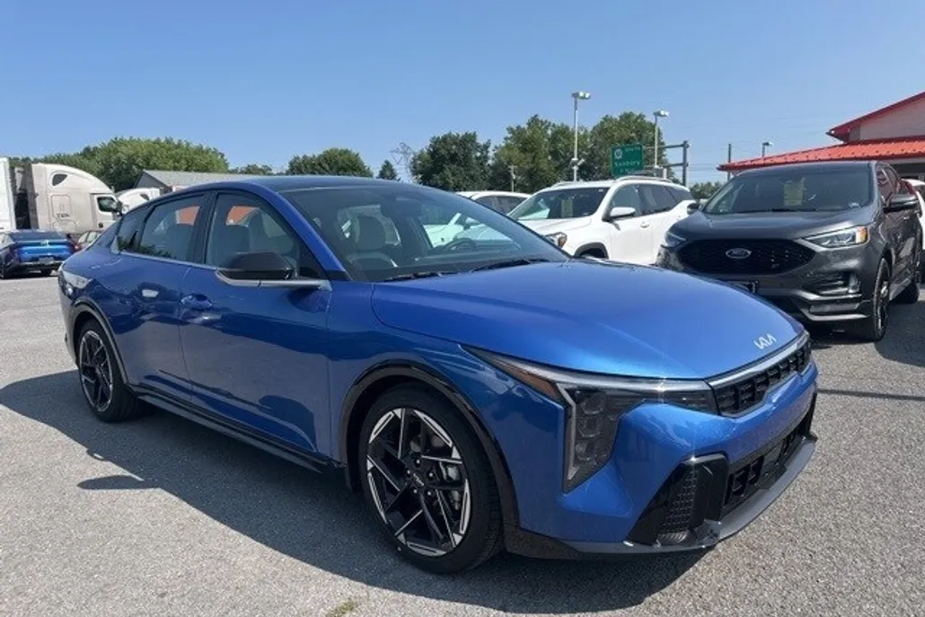 2025 Kia K4 GT-Line photo 1
