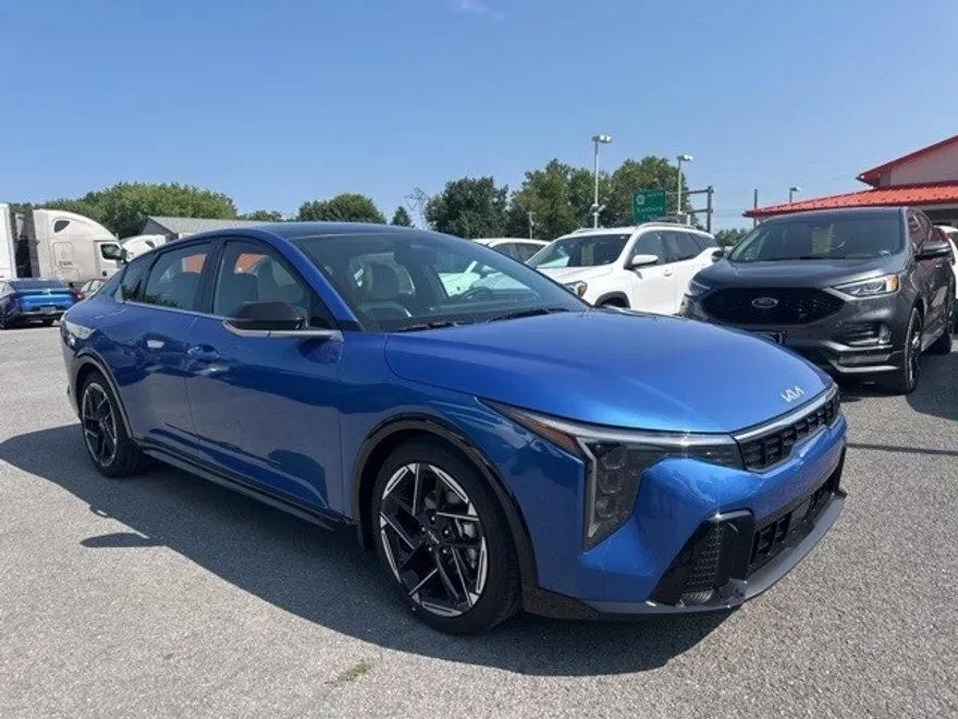 2025 Kia K4 GT-Line photo 1
