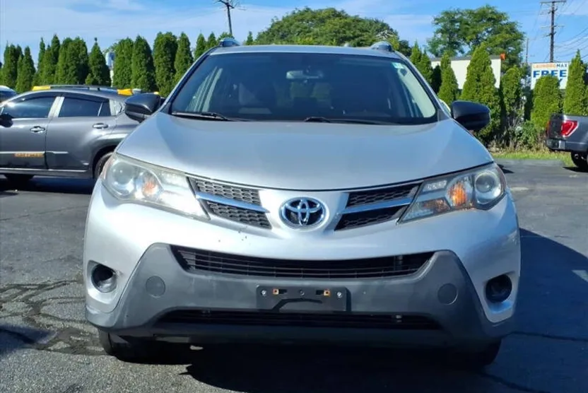 2015 Toyota RAV4 LE photo 1