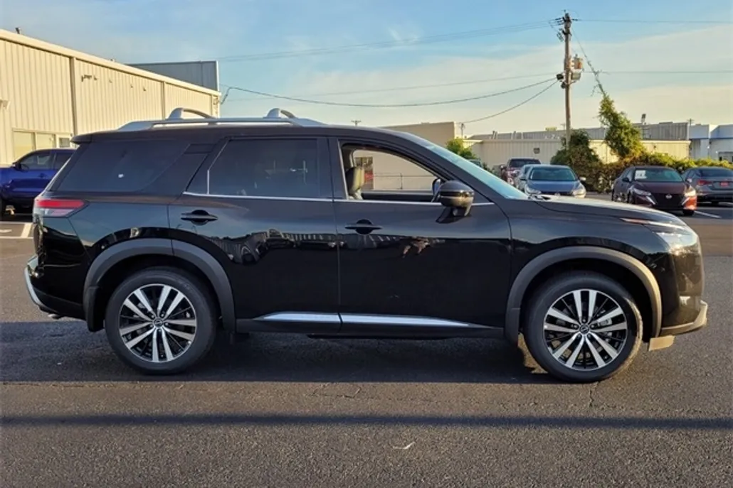 2025 Nissan Pathfinder Platinum photo 1