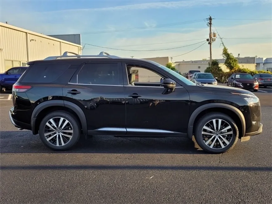 2025 Nissan Pathfinder Platinum photo 1