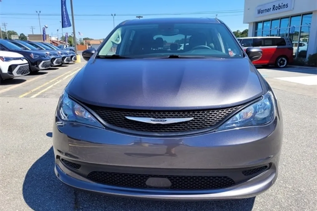 2023 Chrysler Voyager LX photo 1