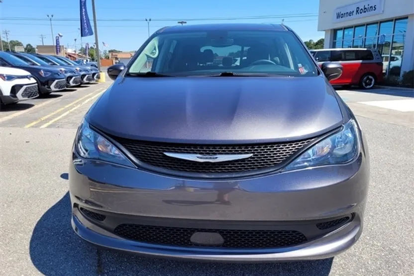 2023 Chrysler Voyager LX photo 1
