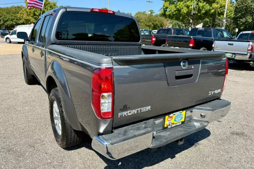 2017 Nissan Frontier Crew Cab SV photo 1