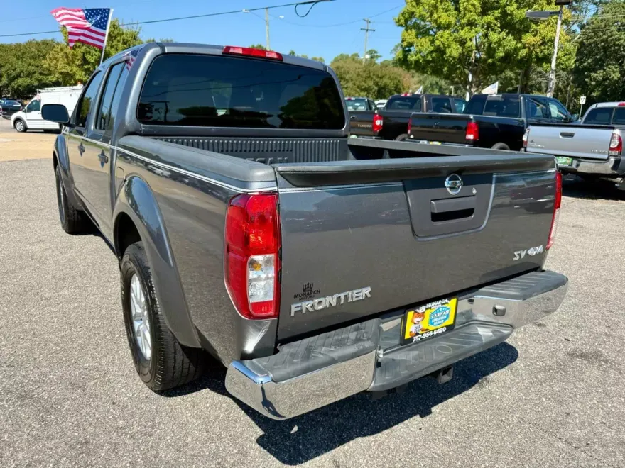 2017 Nissan Frontier Crew Cab SV photo 1
