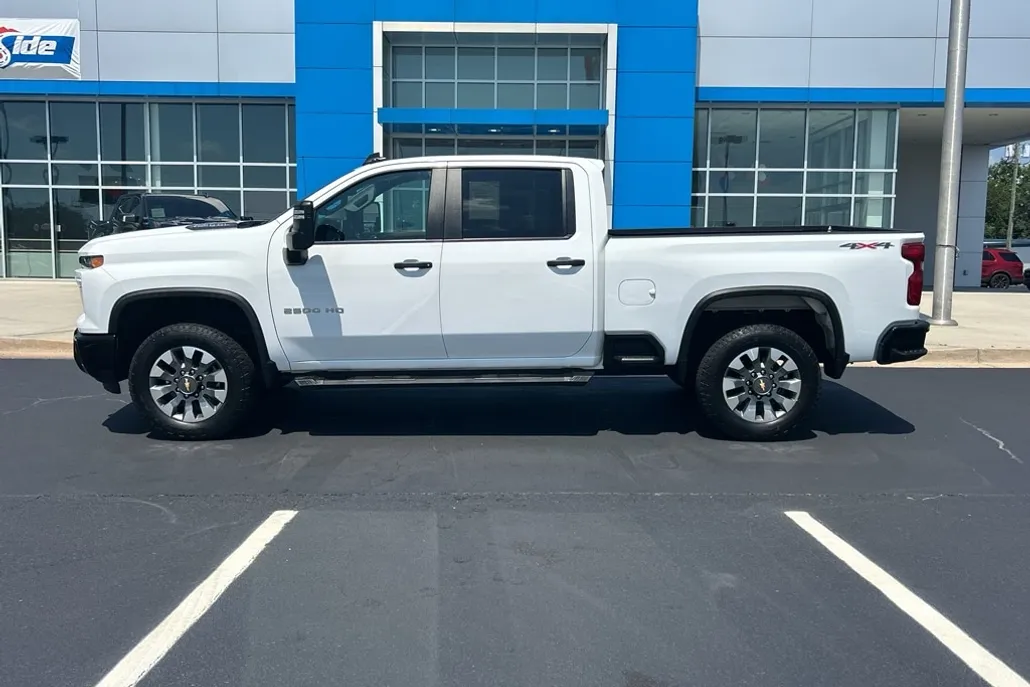 2024 Chevrolet Silverado 2500HD Custom photo 1