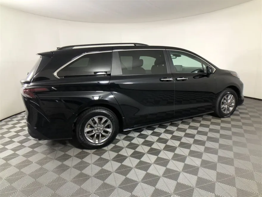 2024 Toyota Sienna XLE photo 1