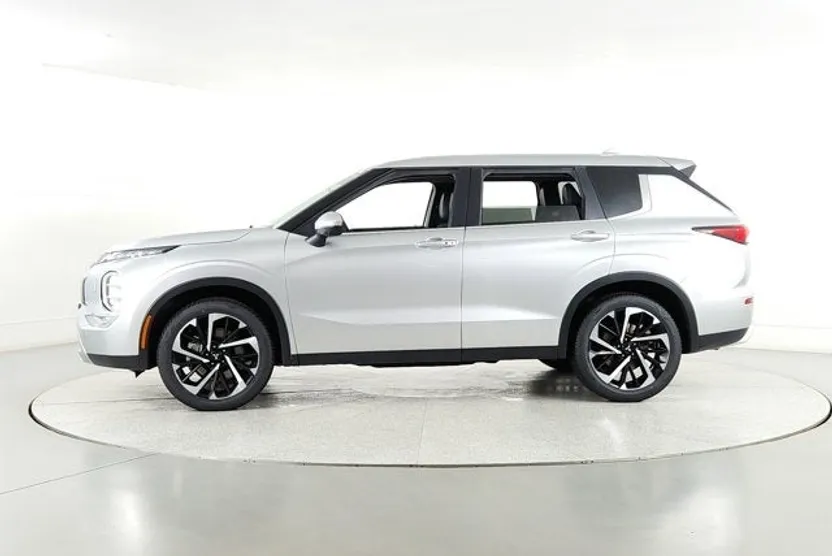 2024 Mitsubishi Outlander SE photo 1