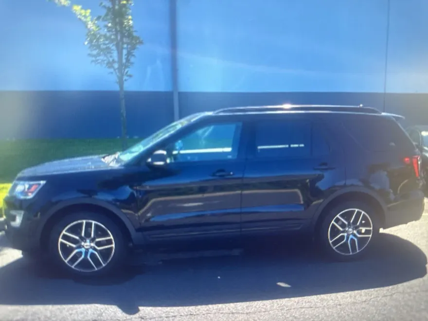 2017 Ford Explorer Sport photo 1