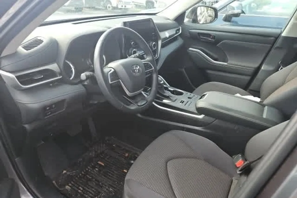 2024 Toyota Highlander LE photo 1