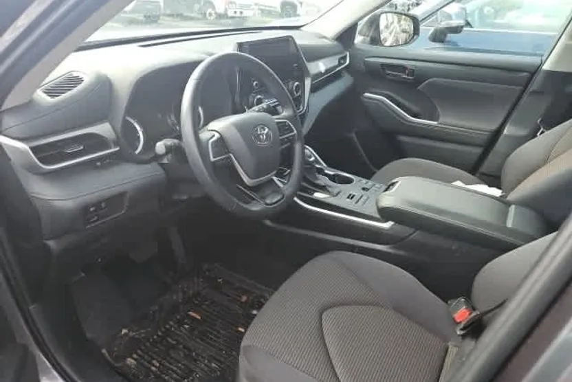 2024 Toyota Highlander LE photo 1