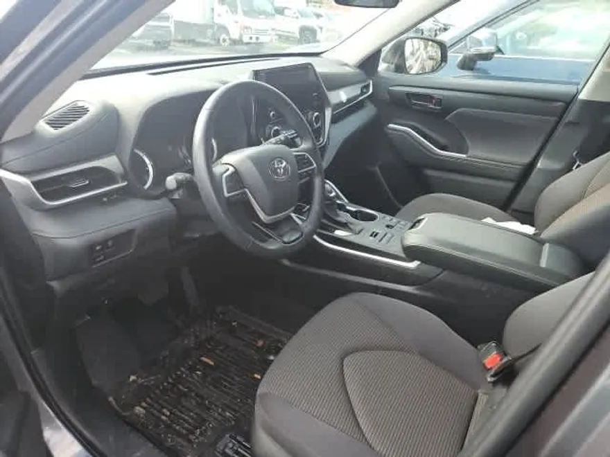 2024 Toyota Highlander LE photo 1