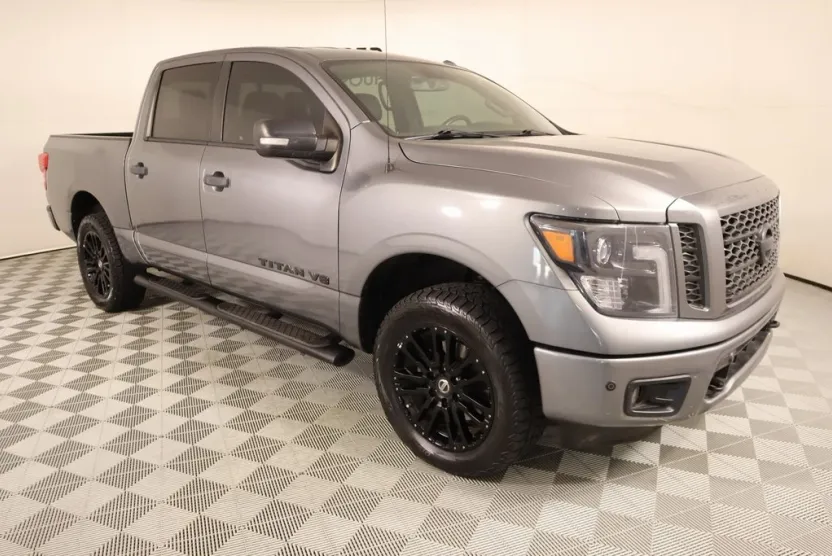 2019 Nissan Titan SL photo 1